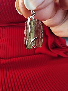 Náhrdelníky - Strieborný prívesok s prírodným moldavitom, striebro 925, meteorit z Českej republiky - 14886290_