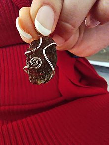 Náhrdelníky - Dámsky strieborný prívesok s moldavitom, prírodný kameň, vltavín tektit, z Českej republiky, neupravený prírodný - 14886933_