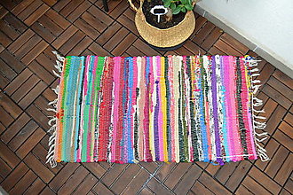 Úžitkový textil - Ručne tkaný pestrofarebný handričkový koberec - 14889339_