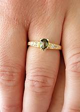 Prstene - Sirius prsteň s vltavínom a zirkónmi v bielom a žltom zlate - 14892526_