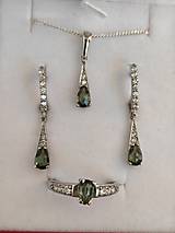 Jewelry set Bellatrix with drop shape vltavin and real diamonds and zircons in yellow and white gold (biele zlato)