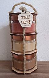 Včelie produkty - Ochutené medíky v drevenom stojane (agátový, kvetový a pastovaný) - 14894929_
