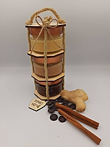 Ochutené medíky v drevenom stojane (škoricový, zázvorový a kakaový)