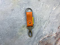 Kožená kľúčenka s karabinou - oranžová