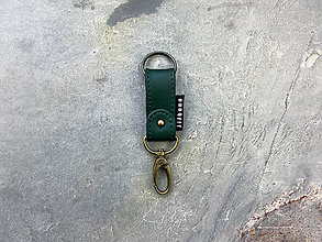 Kľúčenky - Kožená kľúčenka s karabinou - tmavo zelená - 14895988_