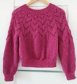 Svetre a kardigány - Ručne pletený sveter s ažúrovým vzorom - 14896461_