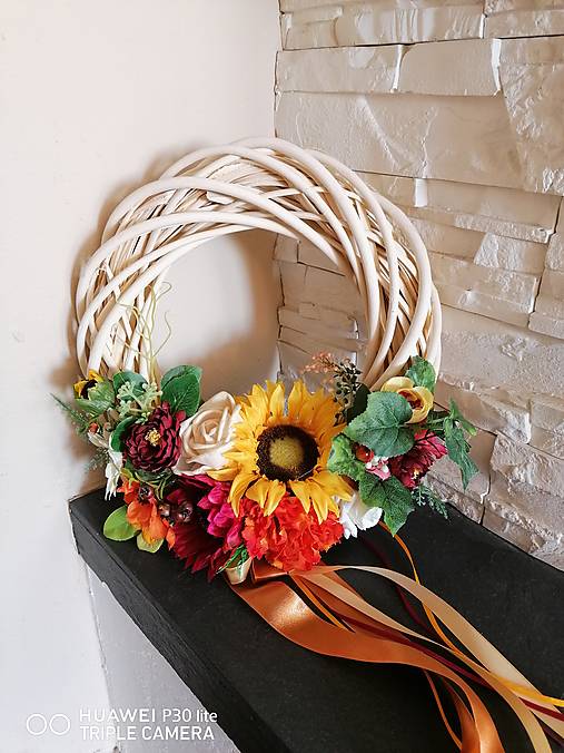 Dekorácie - Smotanový veniec so slnečnicami a jesennými kvetmi 34cm - 14899338_
