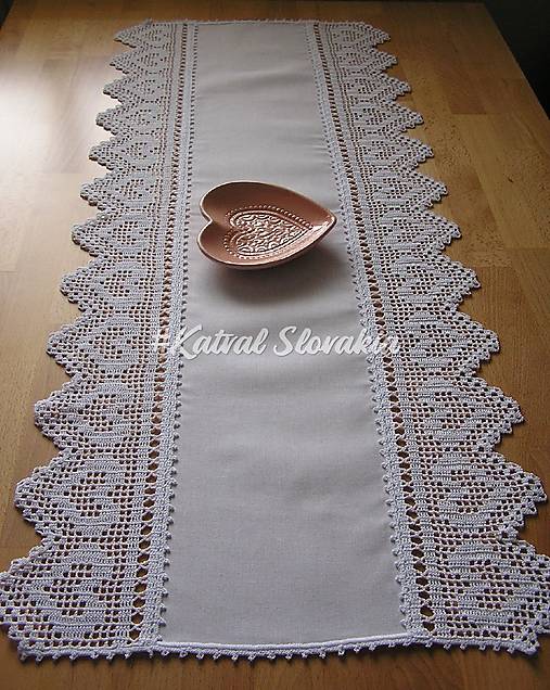  - *** Biela štóla so srdiečkovým okrajom  102 x 43  *** - 14901596_