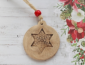 Dekorácie - Keramická vianočná guľa s hviezdou - 14900922_