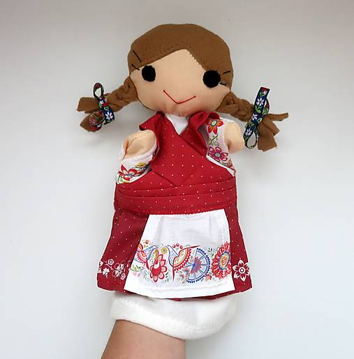 Maňuška folk dievčinka (v červenej sukienke s vajnorskou zásterkou)