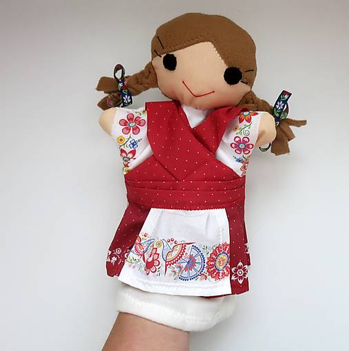 Maňuška folk dievčinka (v červenej sukienke s vajnorskou zásterkou.)