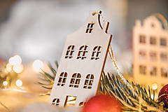 Dekorácie - Drevená vianočná ozdoba domček - 14904404_