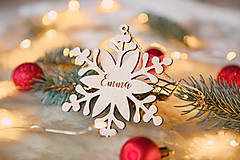 Dekorácie - Drevená vianočná ozdoba s menom - vločka - 14904437_