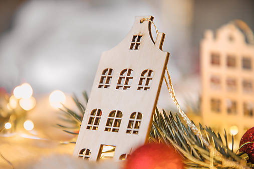 Drevená vianočná ozdoba domček
