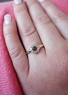 Prstene - Snehový prsteň s okrúhlym vltavínom a zirkónmi v bielom a žltom zlate (žlté zlato 51 mm) - 14904580_