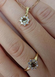 Prstene - Snehový prsteň s okrúhlym vltavínom a zirkónmi v bielom a žltom zlate (žlté zlato 54 mm) - 14904596_