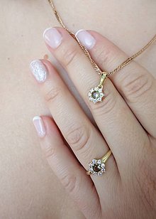 Prstene - Snehový prsteň s okrúhlym vltavínom a zirkónmi v bielom a žltom zlate (žlté zlato 59 mm) - 14904606_