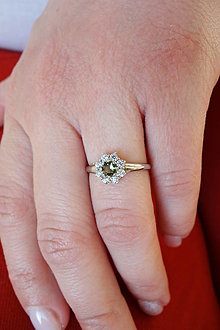 Prstene - Snehový prsteň s okrúhlym vltavínom a zirkónmi v bielom a žltom zlate (biele zlato 51 mm) - 14904620_