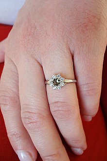 Prstene - Snehový prsteň s okrúhlym vltavínom a zirkónmi v bielom a žltom zlate (biele zlato 54 mm) - 14904621_