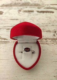 Prstene - Strieborný prsteň s oválnym granátom, pyrop - 14905059_