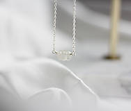 Náhrdelníky - Strieborný náhrdelník s polodrahokamami (ruženín, mesačný kameň, - 14908524_