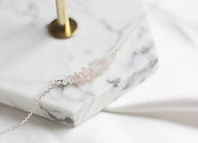 Náhrdelníky - Strieborný náhrdelník s polodrahokamami (ruženín, mesačný kameň, - 14908525_