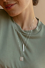 Strieborný náhrdelník s tepaným príveskom - vzor jamky