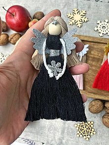 Dekorácie - Farebný vianočný anjelik - ozdoba (Čierna) - 14908369_