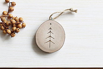 Dekorácie - Malá drevená vianočná ozdoba "Stromček" - 14908309_