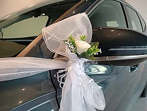 Dekorácie - Biela výzdoba na svadobné auto (srdiečka s mašličkami, organzou a ružami na spätné zrkadlá) - 14908885_