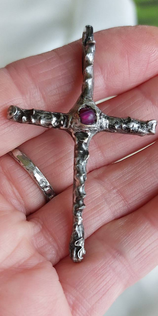krížik s matným fialovým achátom
