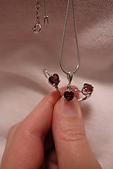 Sady šperkov - Súprava strieborných šperkov v tvare srdca s granátom, pyrop - 14908688_