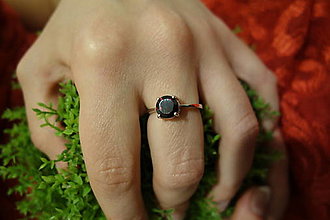 Prstene - Dámsky strieborný prsteň s prírodným okrúhlym českým granátom - 14909182_