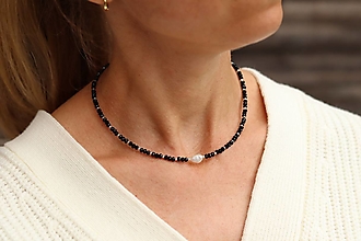 Náhrdelníky - Krátky náhrdelník - choker z minerálov spinel, riečna perla - 14908704_