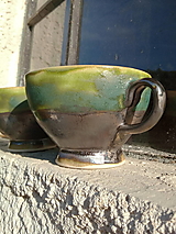 Nádoby - Šálka zelená medienková, s bronzovou nožičkou, cca. 4,5 dcl, kamenina. - 14911667_