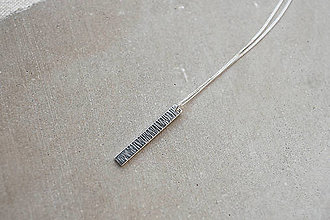 Náhrdelníky - Strieborný náhrdelník s tepaným príveskom - vzor čiarky - 14918111_