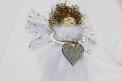 Dekorácie - Zlatý kučeravý anjelik s veľkým srdcom - 14916048_