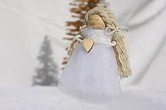 Dekorácie - Biely anjelik s dreveným srdiečkom - 14916770_