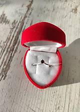 Prstene - Strieborný lakonický chevronový prsteň s českým okrúhlym granátom, pyrop - 14916830_