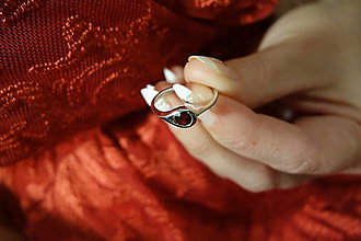 Prstene - Dámsky strieborný prsteň v tvare oka s okrúhlym prírodným granátom - 14916072_