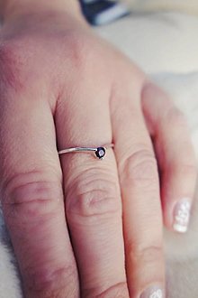 Prstene - Strieborný lakonický chevronový prsteň s českým okrúhlym granátom, pyrop - 14916827_