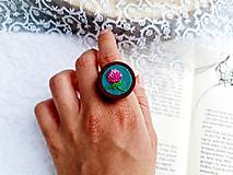 Prstene - Drevený prsteň s výšivkou "Ďatelina fialová" - 14919510_