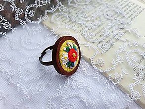 Prstene - Drevený prsteň s výšivkou "Kytica s ružou" - 14919347_