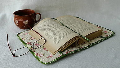 Papiernictvo - Ručne prešívaný obal na knihu (Ružičky so zeleným lemom) - 14920846_