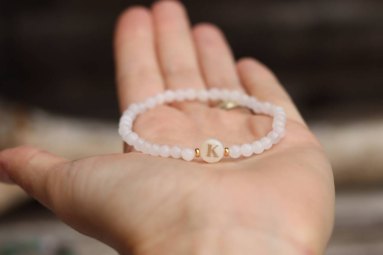 Tenký náramok s písmenkom z perlete a jadeitom