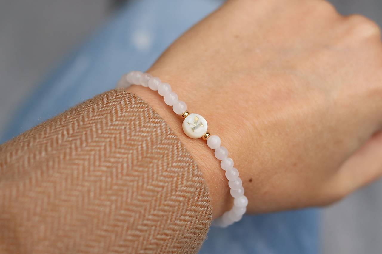 Tenký náramok s písmenkom z perlete a jadeitom