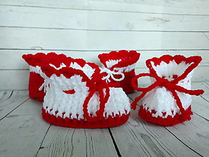 Detské topánky - Ručne háčkované papučky bielo/červená (Papučky) - 14930179_