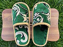 Zelené papuče so vzorom
