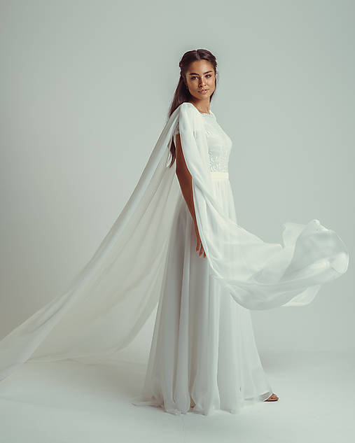 Luxusné svadobné šaty z geometrickej krajky s pelerínou