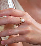 Prstene - Zásnubný zlatý prsteň čistota a neha - 14945608_